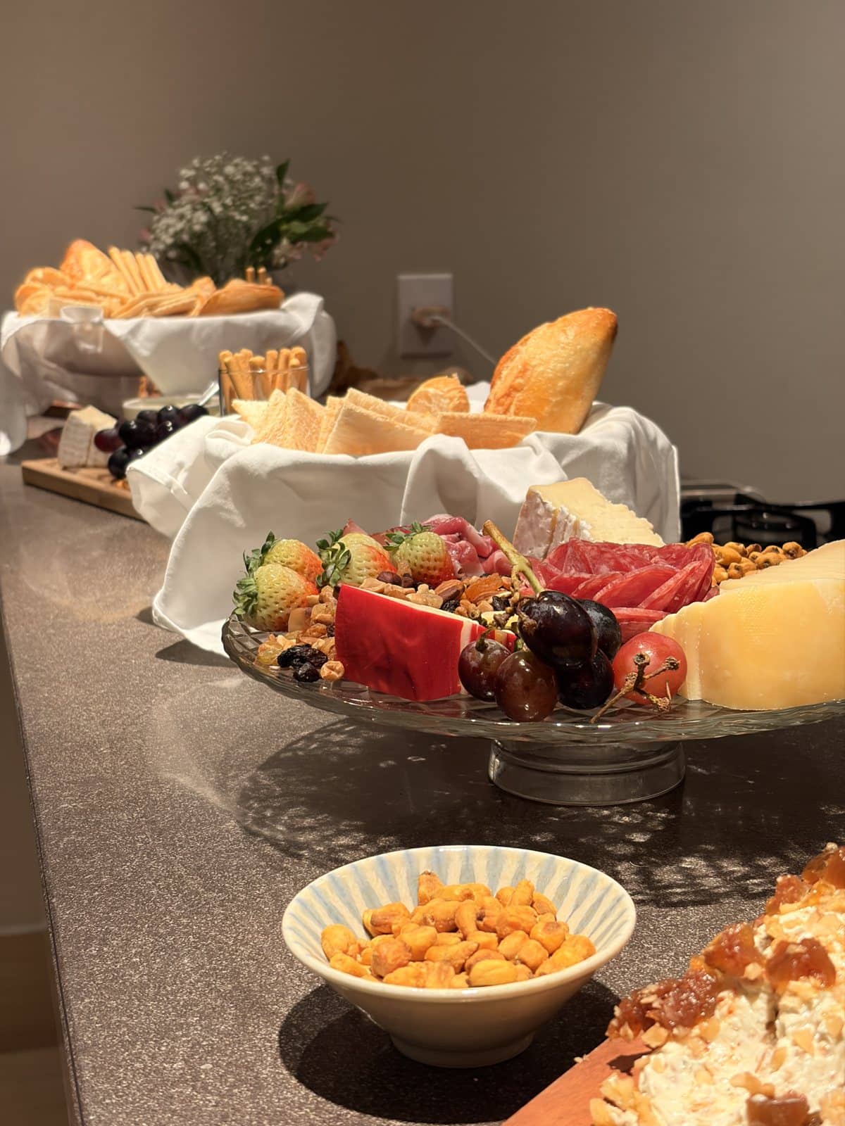 mesa de frios de um encontro da nós
