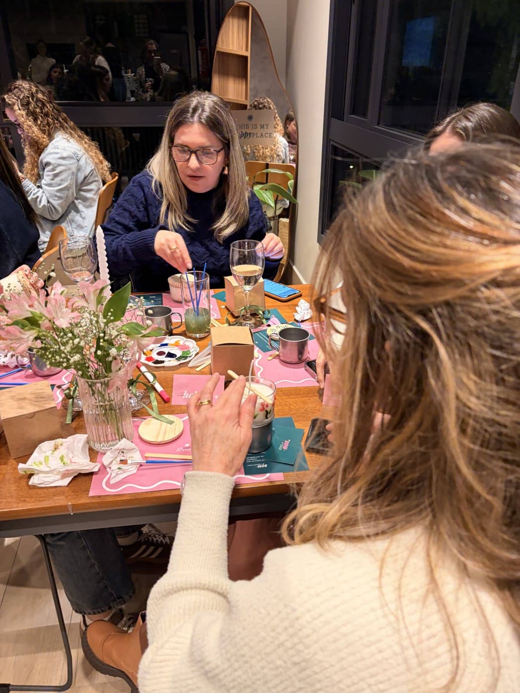 participante pintando sua vela