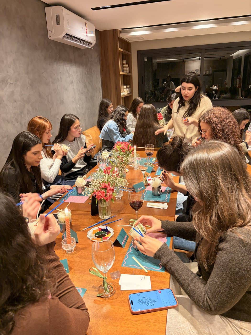 mesa cheia no ateliê de velas